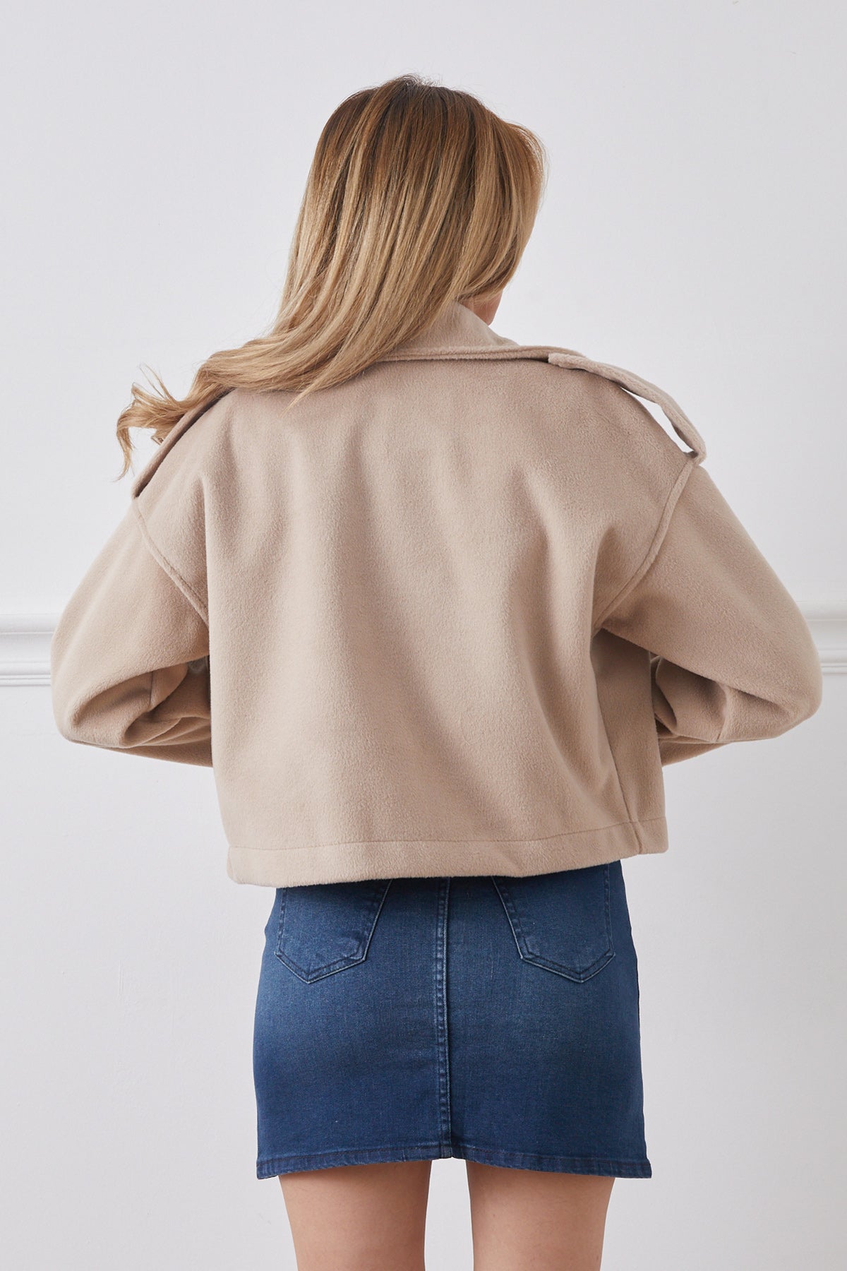 Broş Detaylı Tek Cepli Kısa Kaşe Ceket Bej