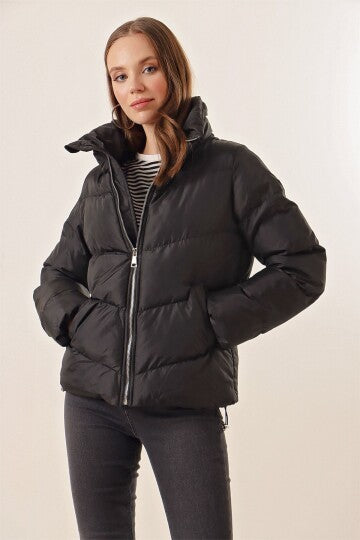Qora stendli yoqa puffer kurtka 5124
