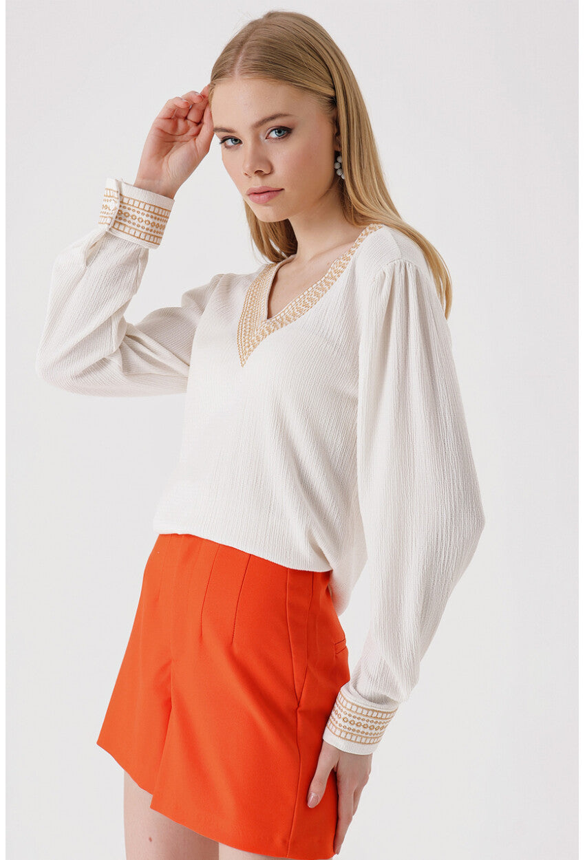 0466 Nakışlı V Yaka Örme Bluz