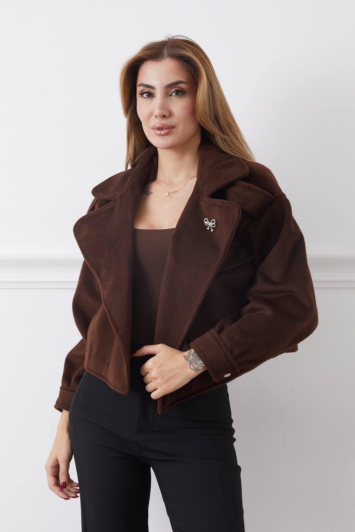 Broş Detaylı Tek Cepli Kısa Kaşe Ceket Kahve