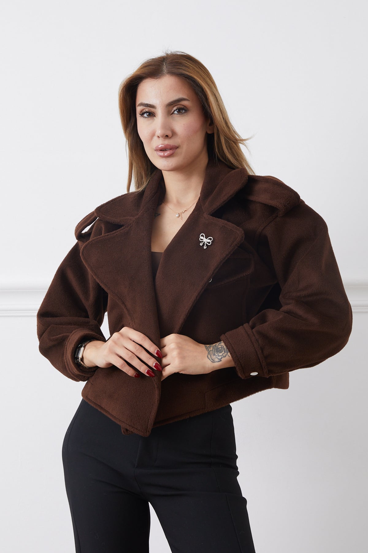 Broş Detaylı Tek Cepli Kısa Kaşe Ceket Kahve