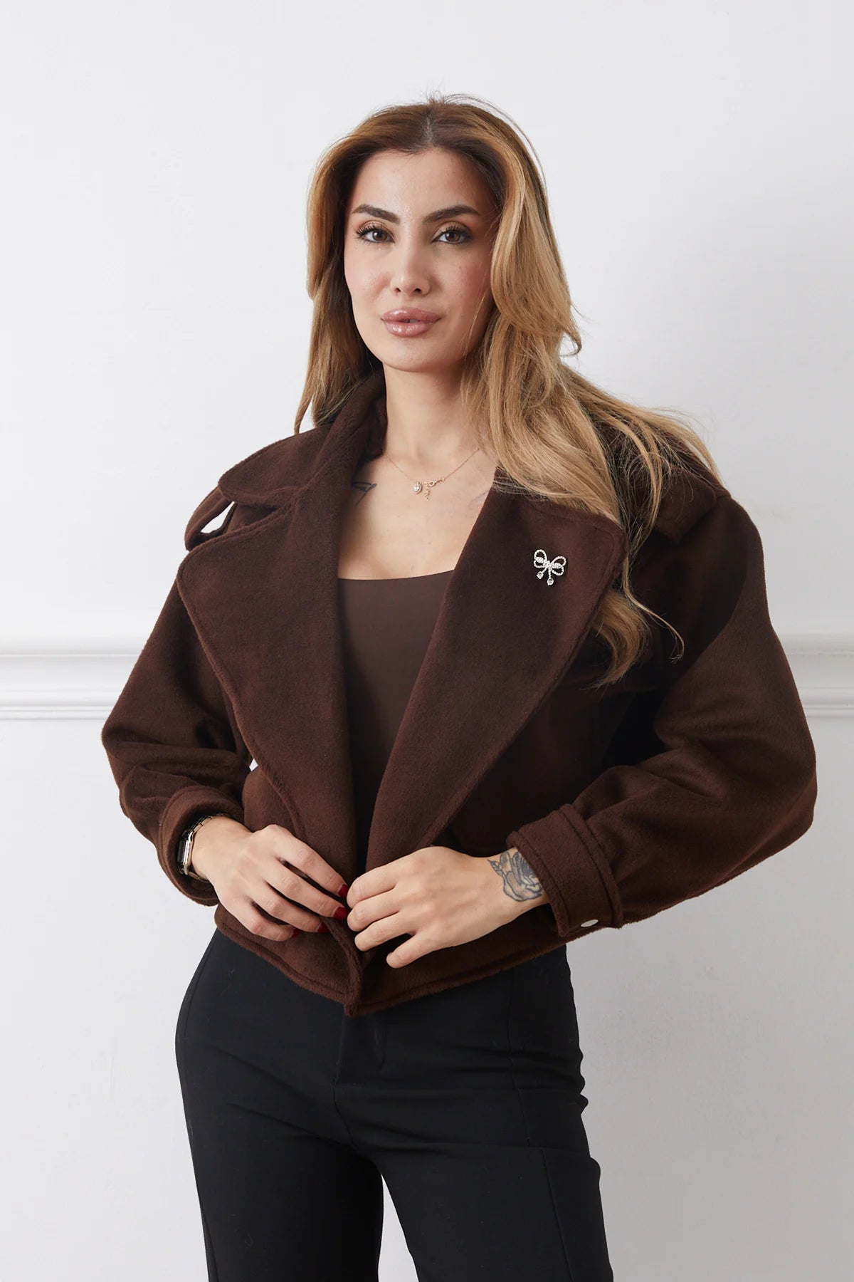 Broş Detaylı Tek Cepli Kısa Kaşe Ceket Kahve