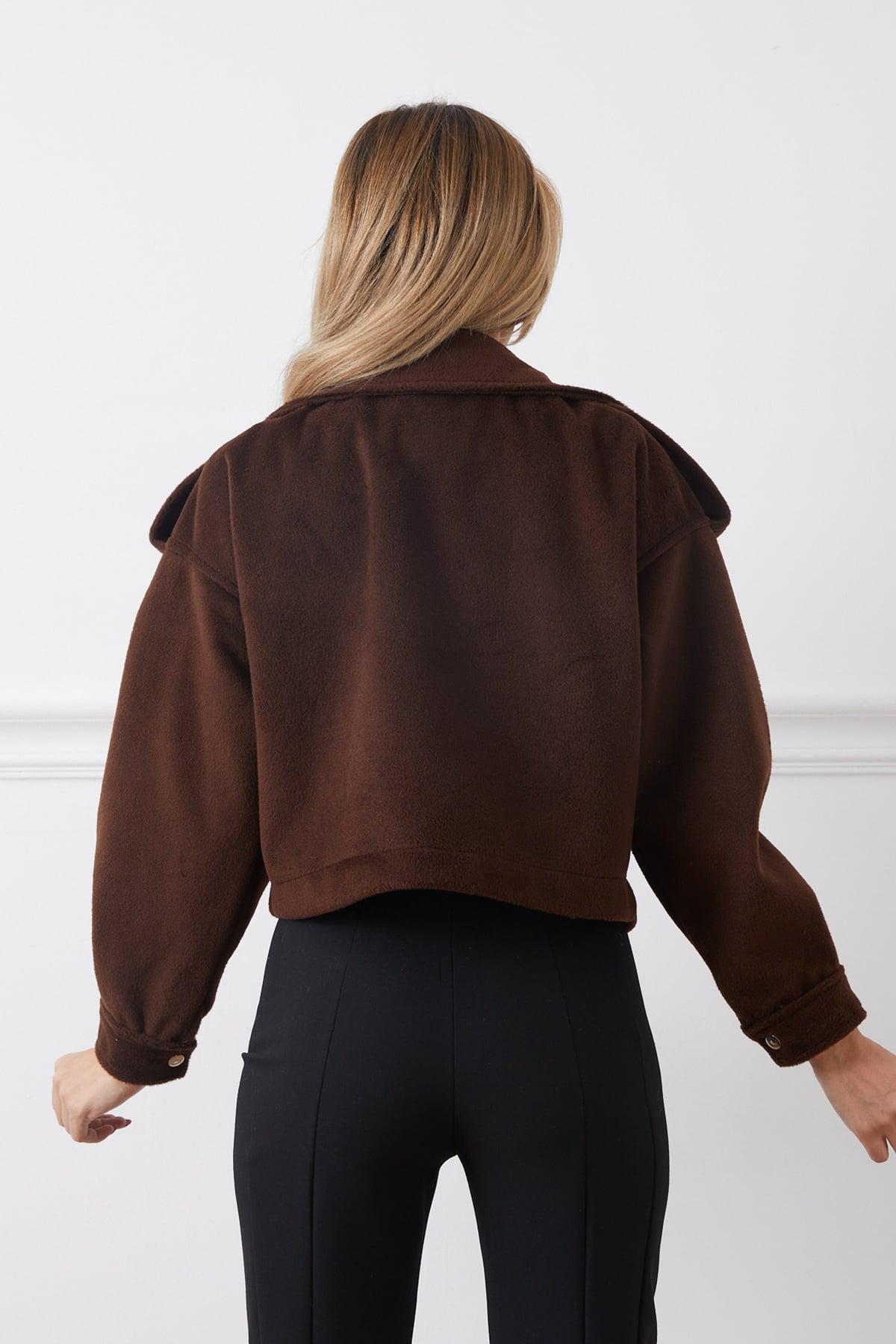 Broş Detaylı Tek Cepli Kısa Kaşe Ceket Kahve