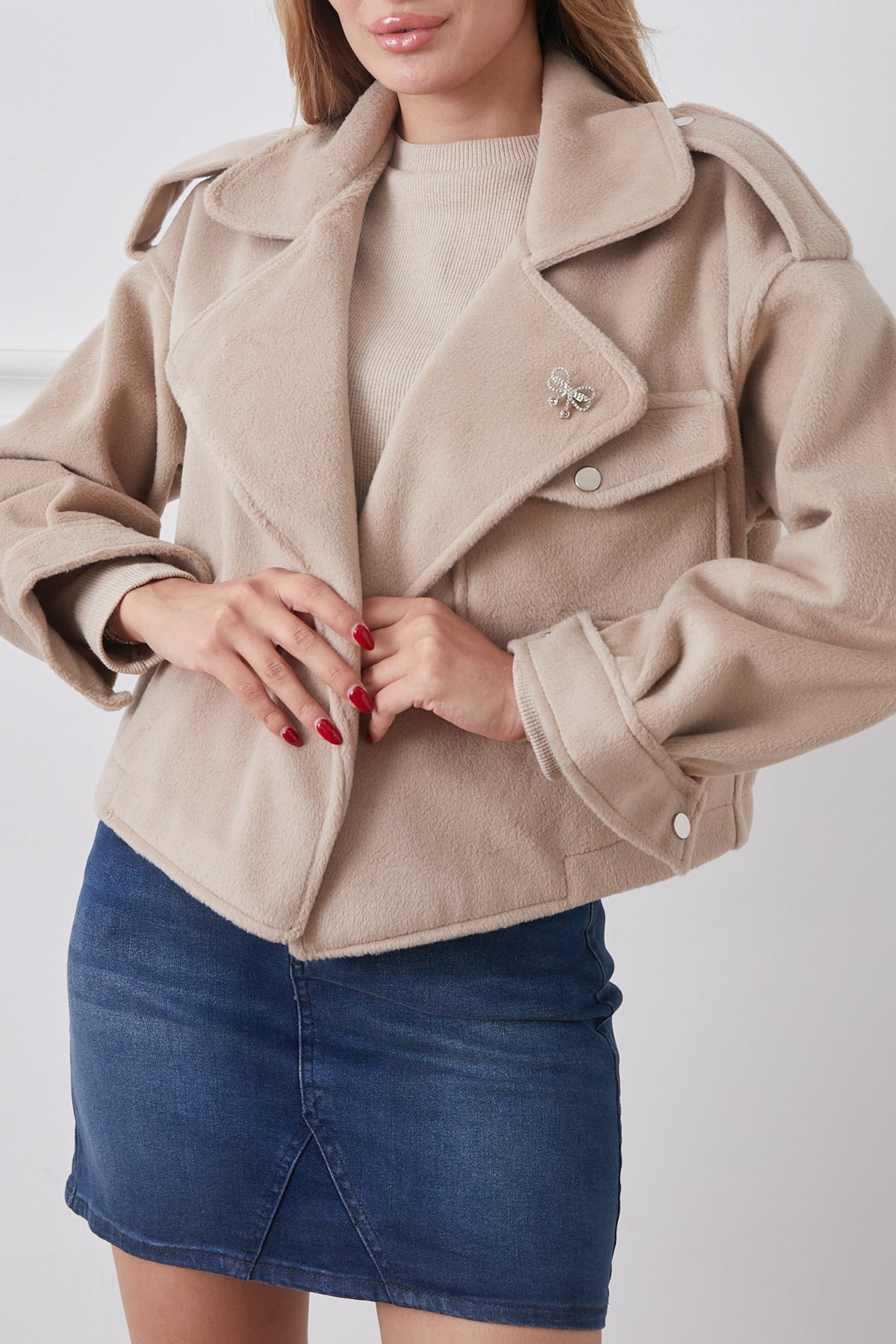 Broş Detaylı Tek Cepli Kısa Kaşe Ceket Bej