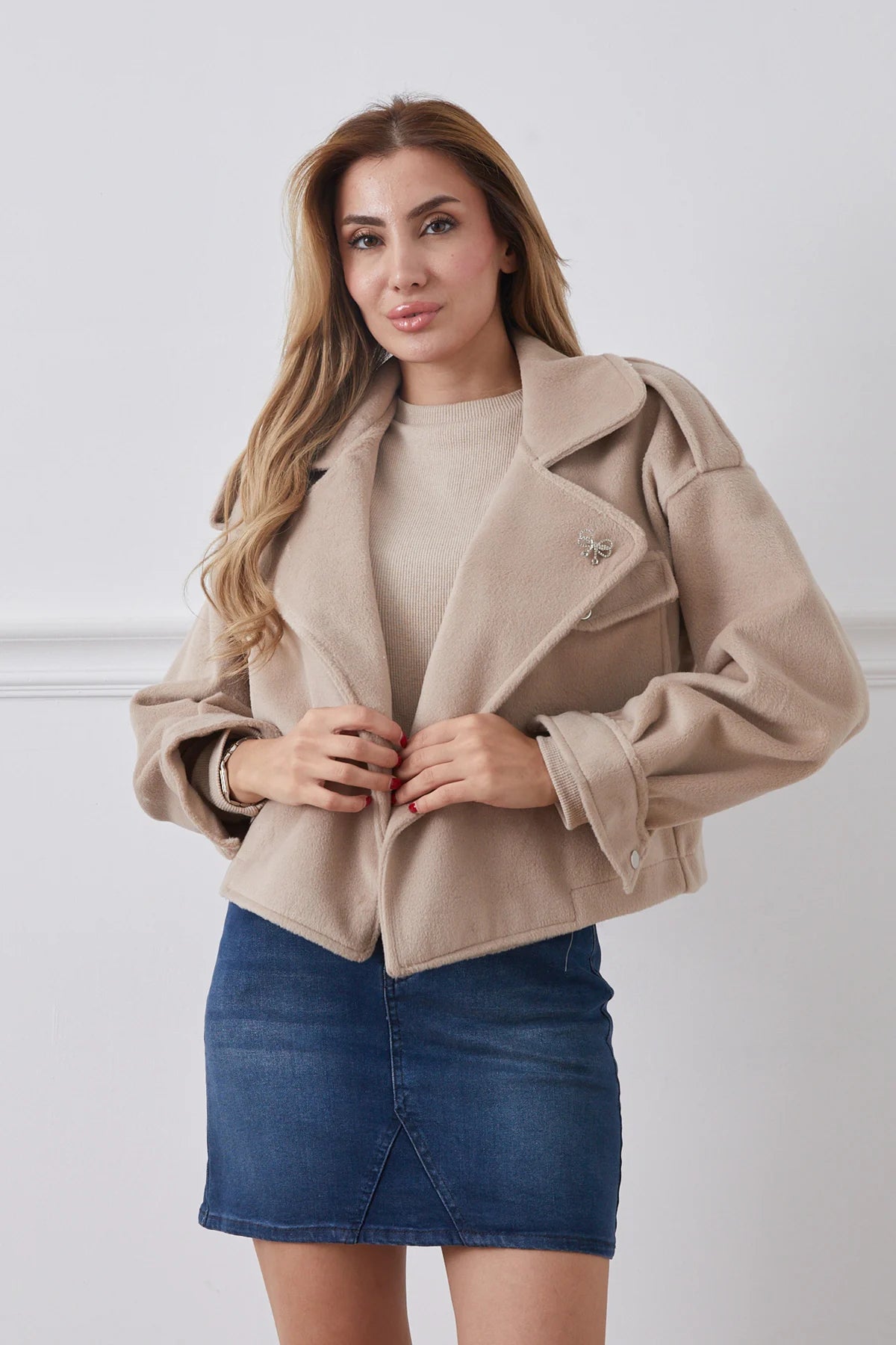 Broş Detaylı Tek Cepli Kısa Kaşe Ceket Bej