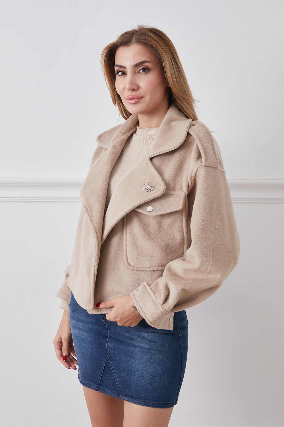 Broş Detaylı Tek Cepli Kısa Kaşe Ceket Bej
