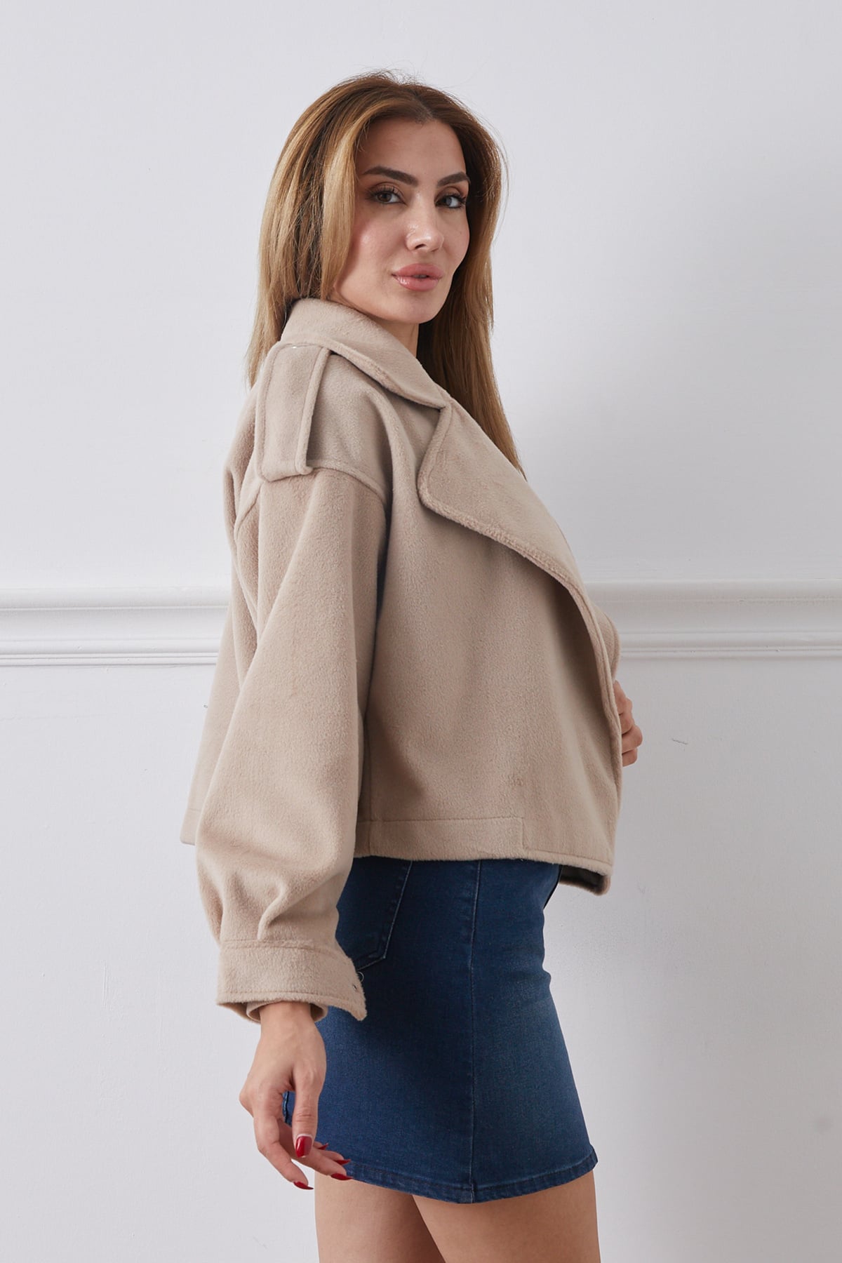 Broş Detaylı Tek Cepli Kısa Kaşe Ceket Bej