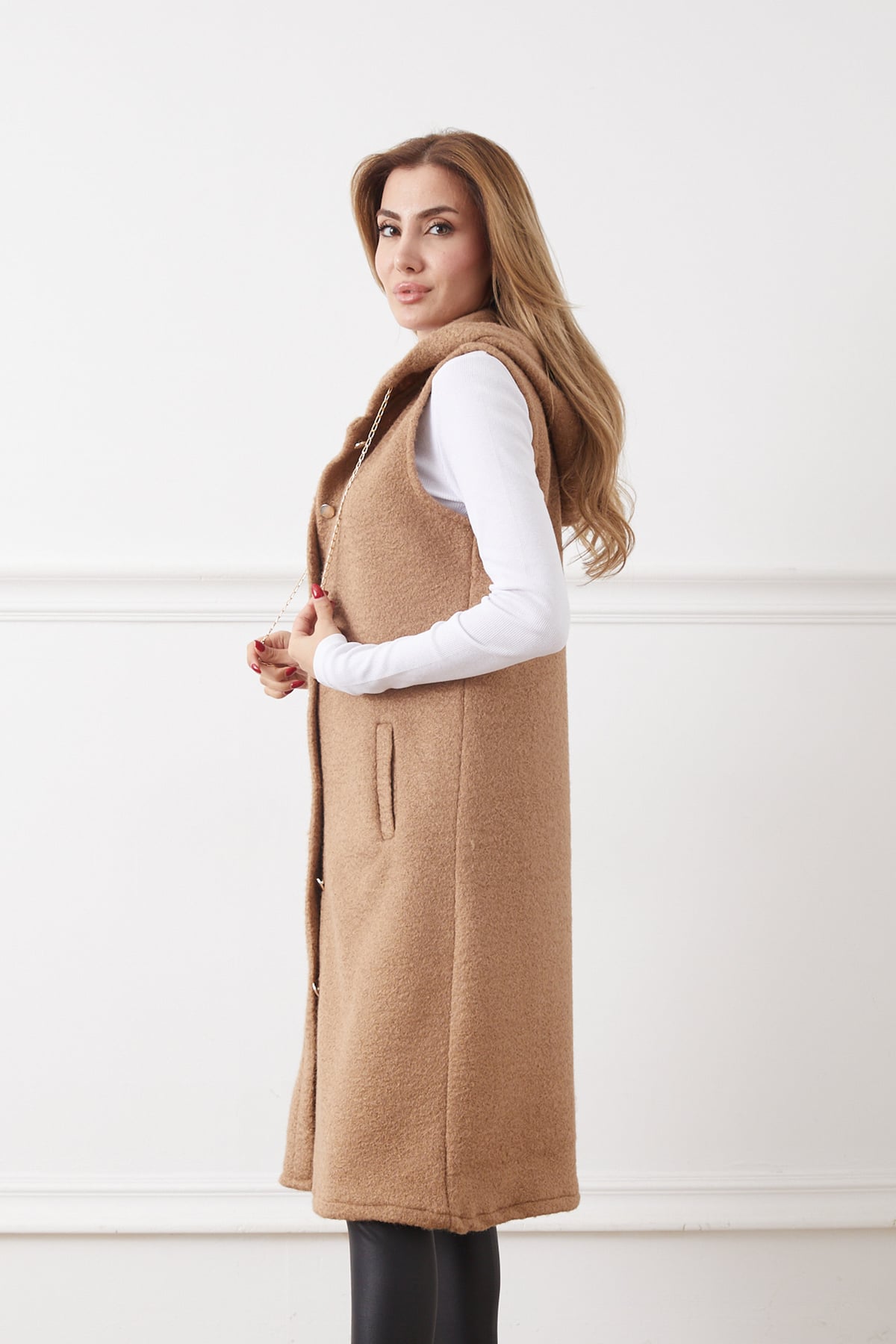 Zincir Detaylı Kapüşonlu Uzun Buklet Yelek Camel