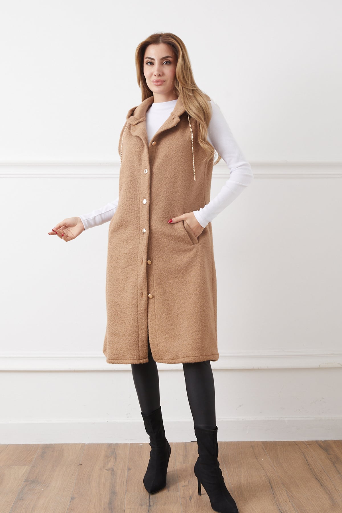 Zincir Detaylı Kapüşonlu Uzun Buklet Yelek Camel