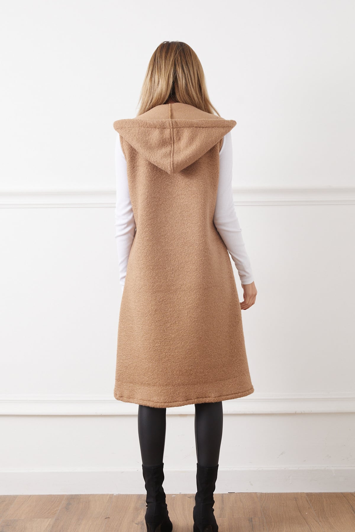 Zincir Detaylı Kapüşonlu Uzun Buklet Yelek Camel