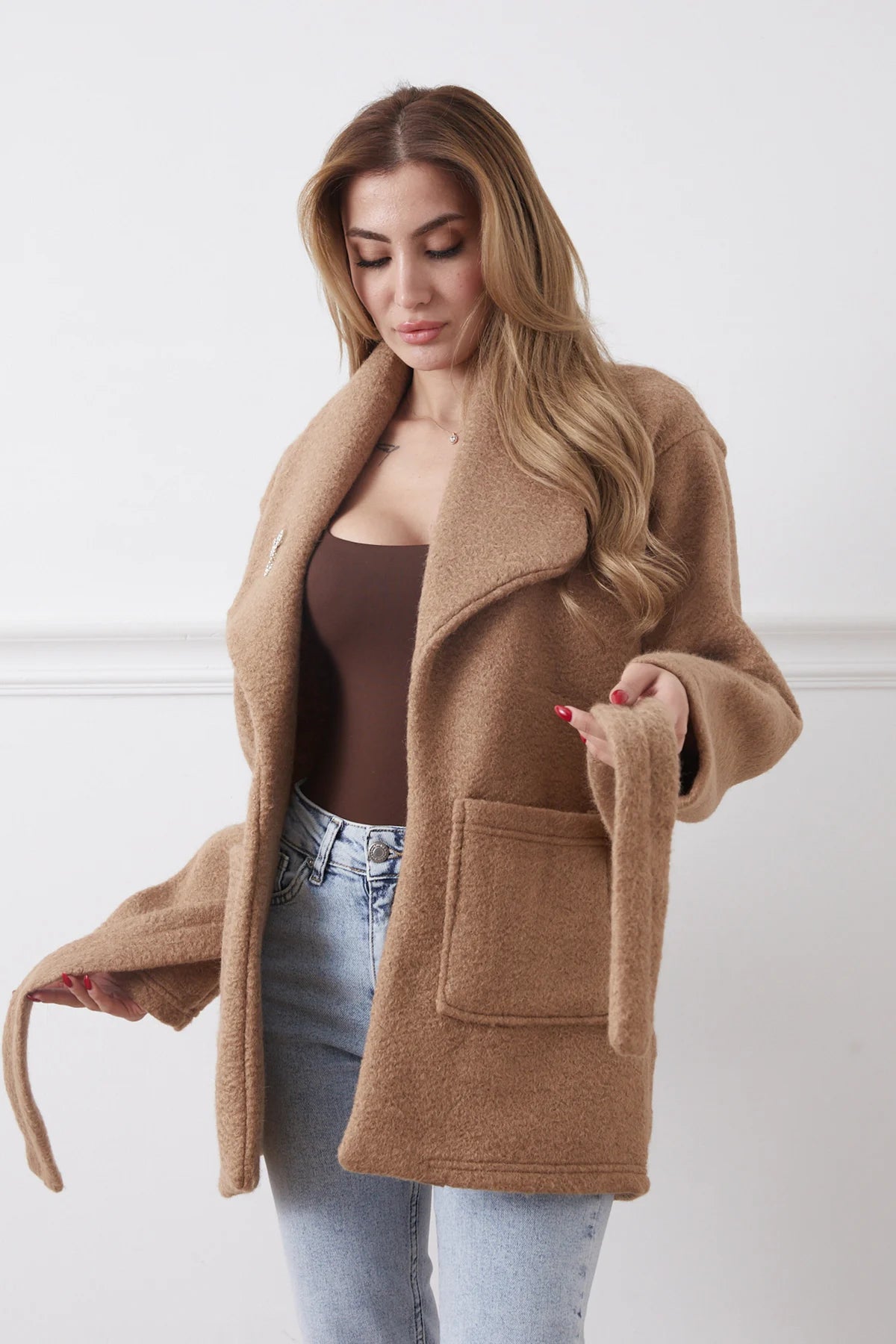 Broş Detaylı Çift Cepli Kuşaklı Buklet Ceket Camel