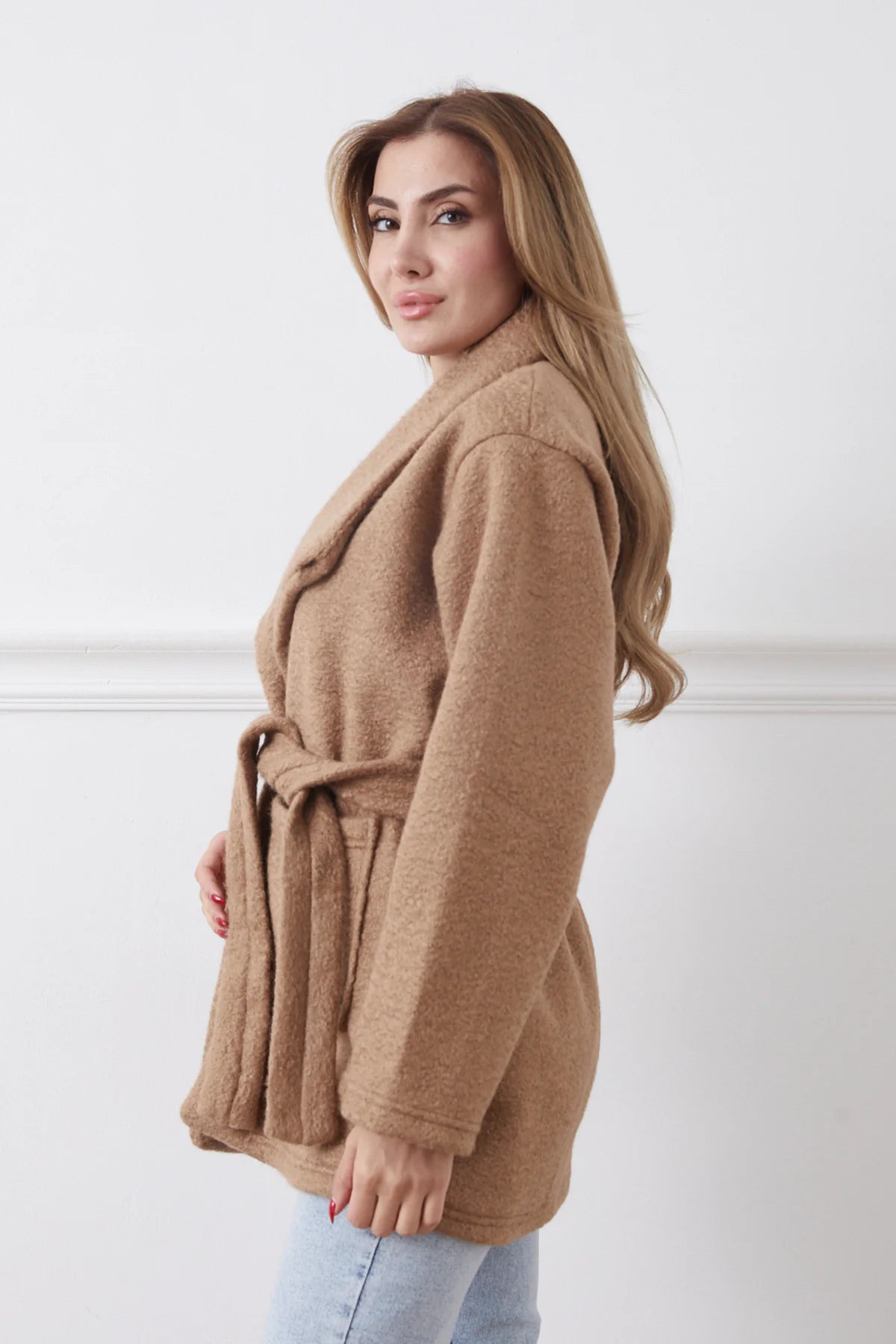 Broş Detaylı Çift Cepli Kuşaklı Buklet Ceket Camel