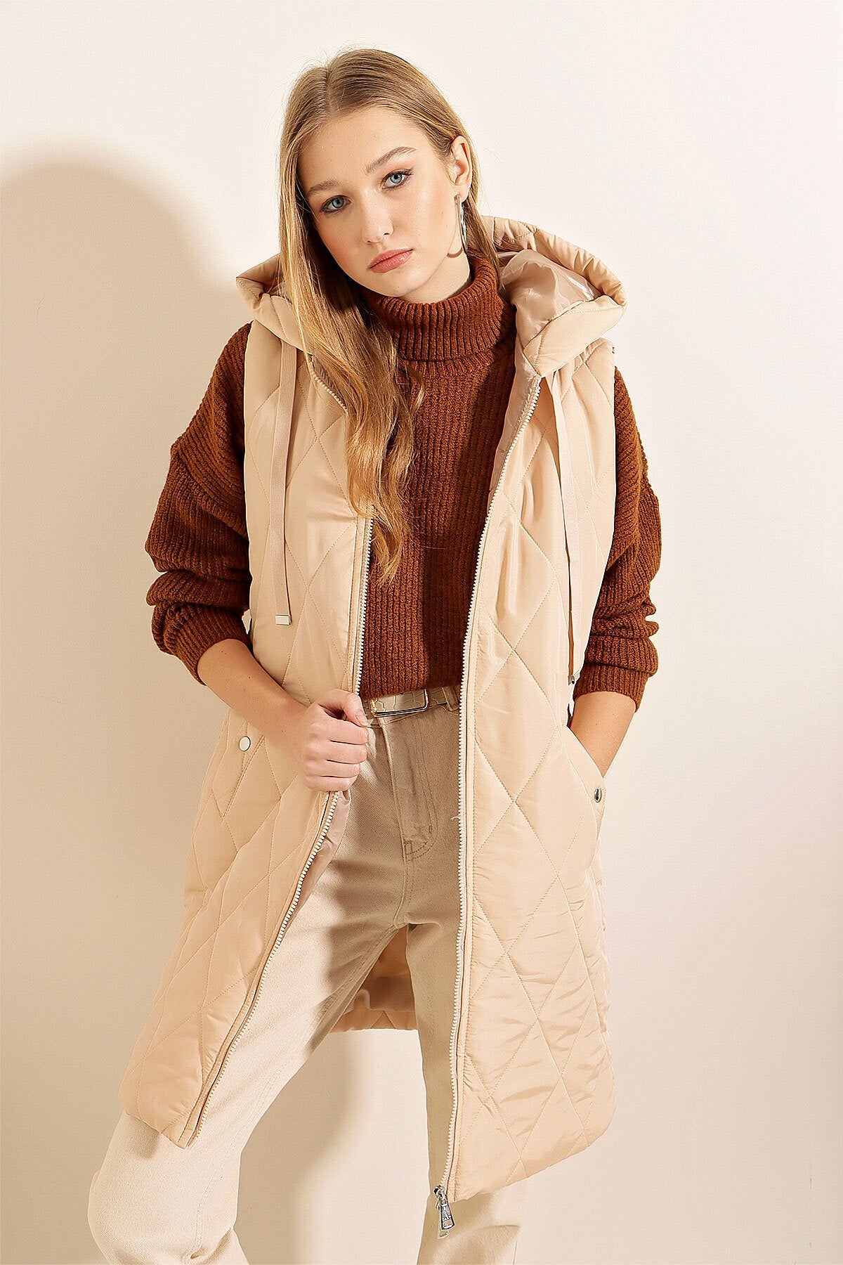 Qopqoqli uzun puffer yelek - bej 5140