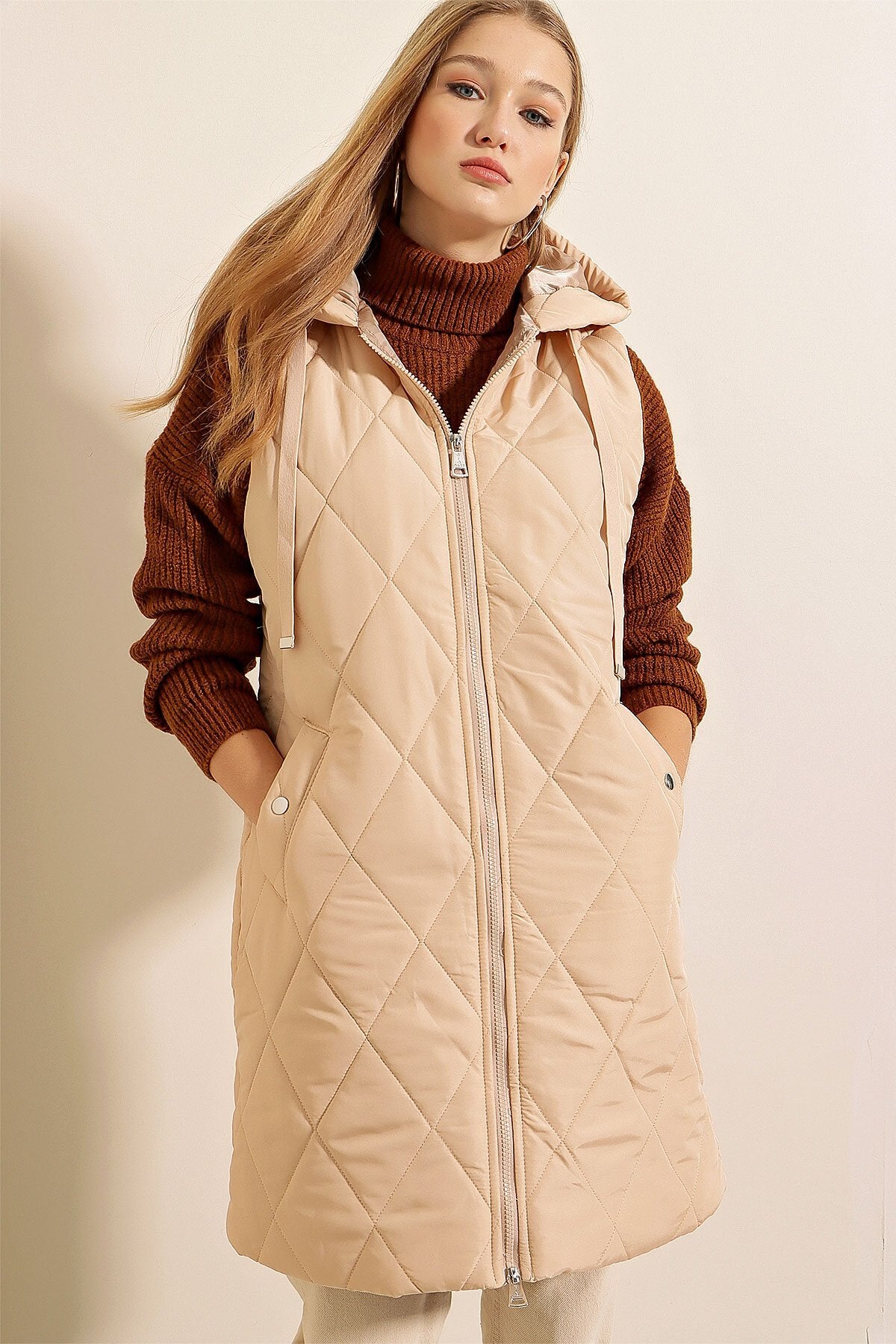 Qopqoqli uzun puffer yelek - bej 5140