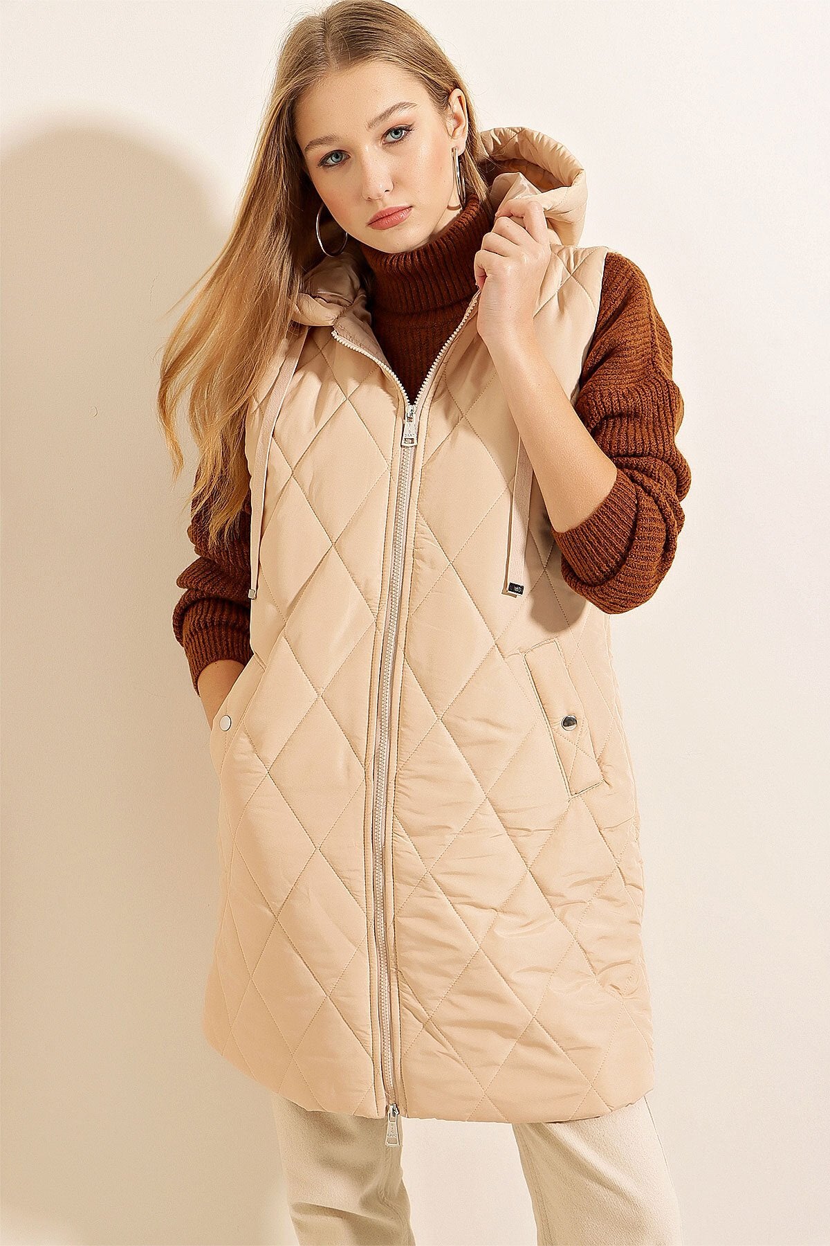 Qopqoqli uzun puffer yelek - bej 5140