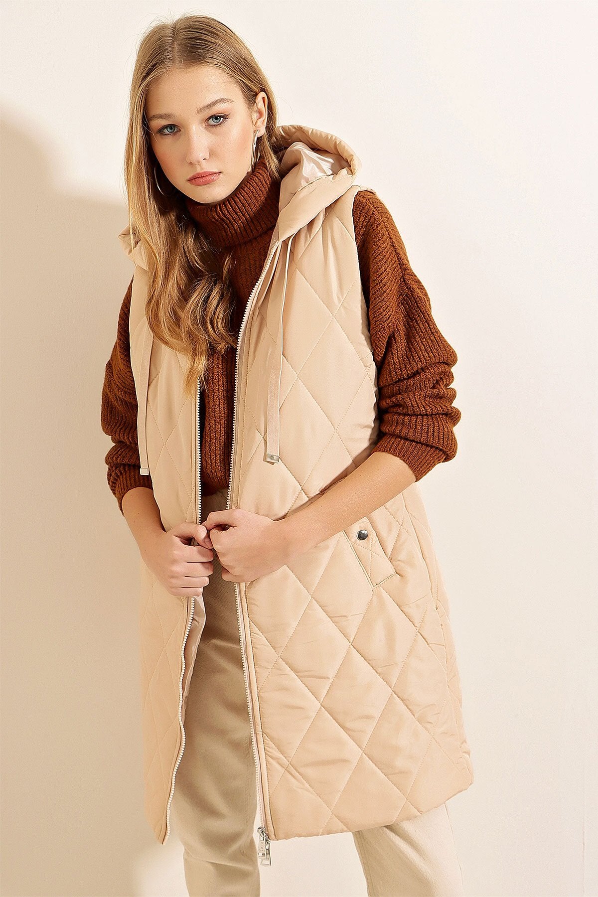 Qopqoqli uzun puffer yelek - bej 5140