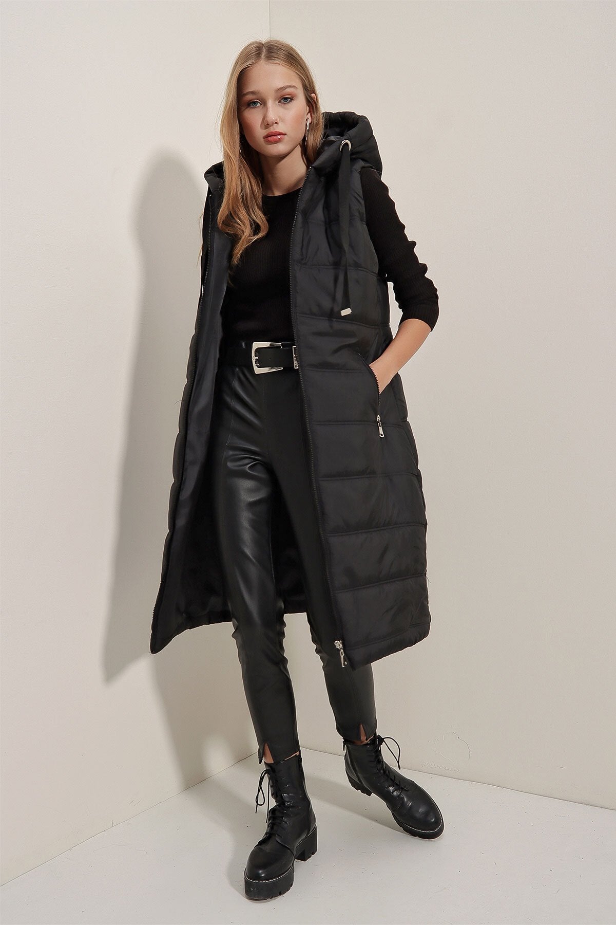 Qopqogʻi uzun puffer yelek - Qora 5140