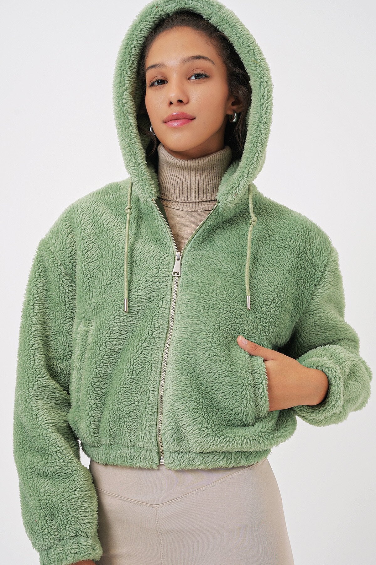 Merterium 5193 Kapüşonlu Peluş Crop Ceket - E.Yeşil