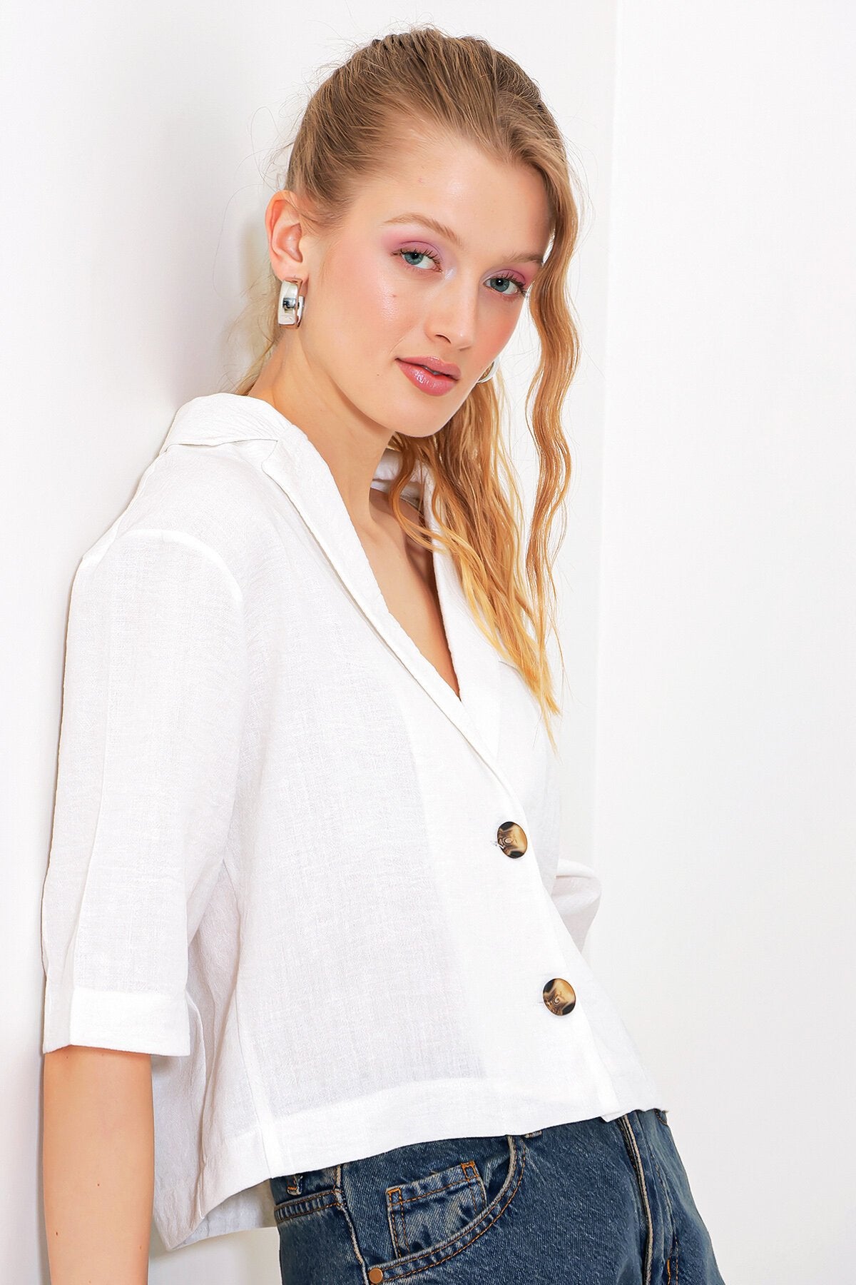 Merterium Kadın Beyaz Çift Düğmeli Oversize Crop Keten Ceket 0706