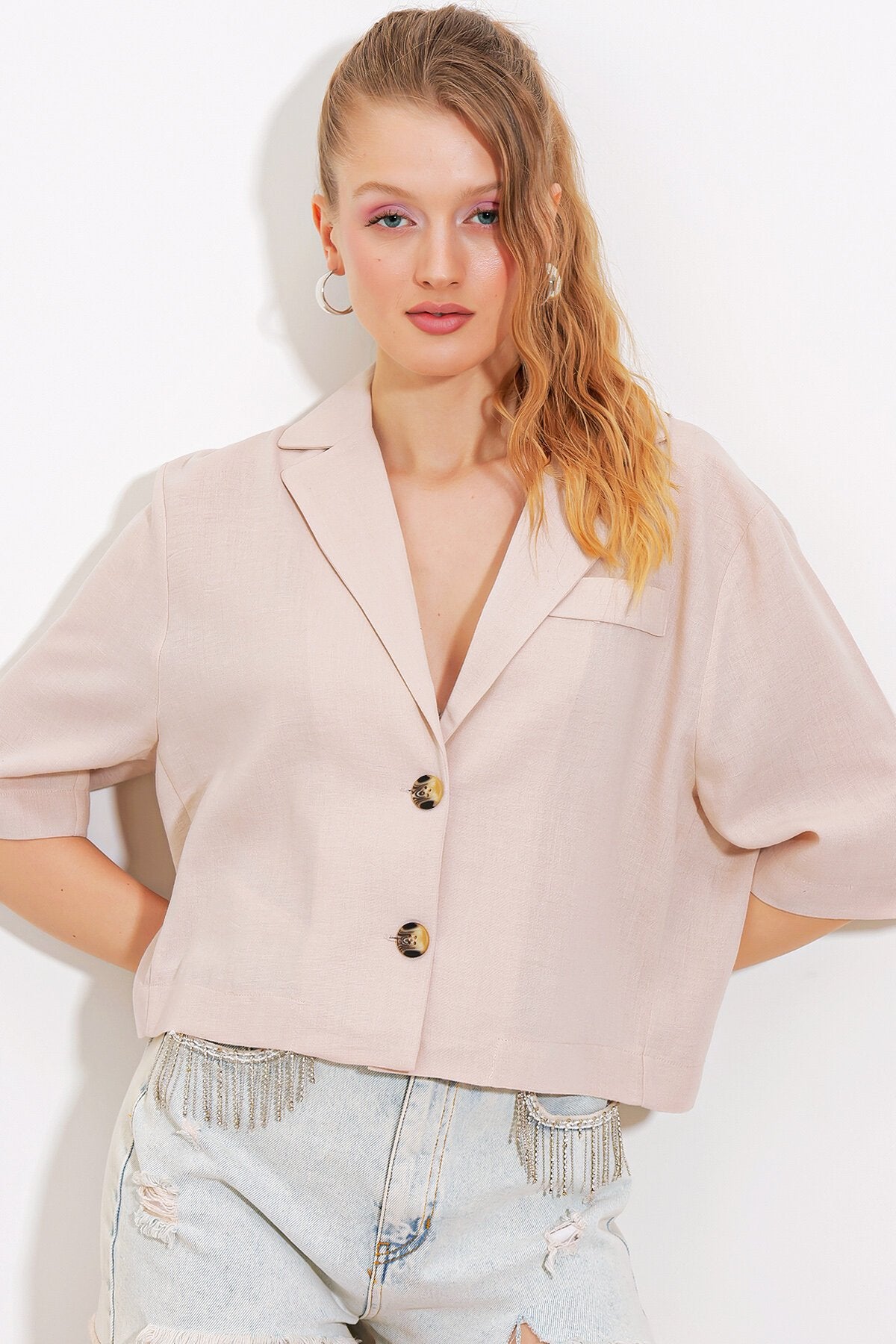 Merterium Kadın Krem Çift Düğmeli Oversize Crop Keten Ceket 0706